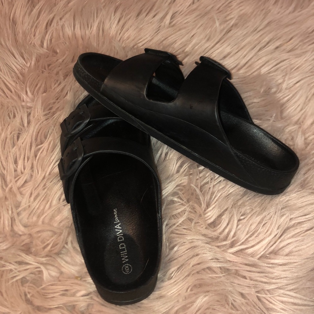 Black sandals!